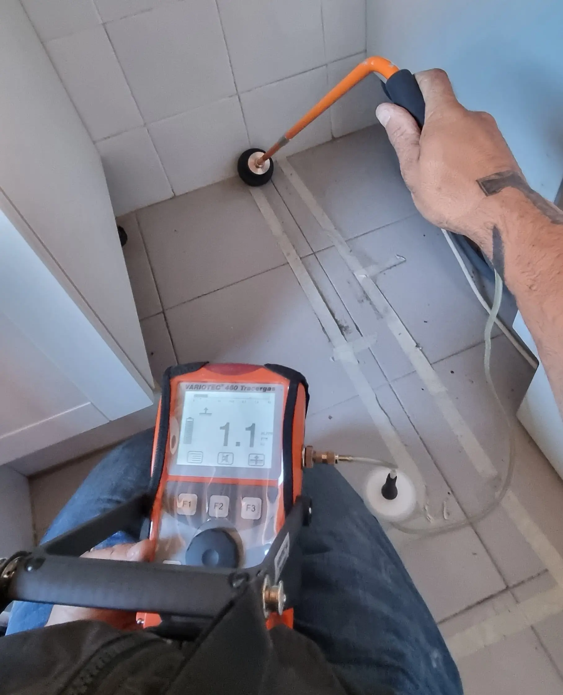 Técnico de Aquarep inspeccionando acometida