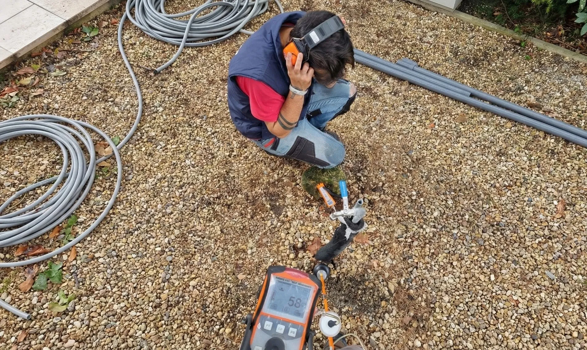 Técnico de Aquarep operando equipo de detección de fugas