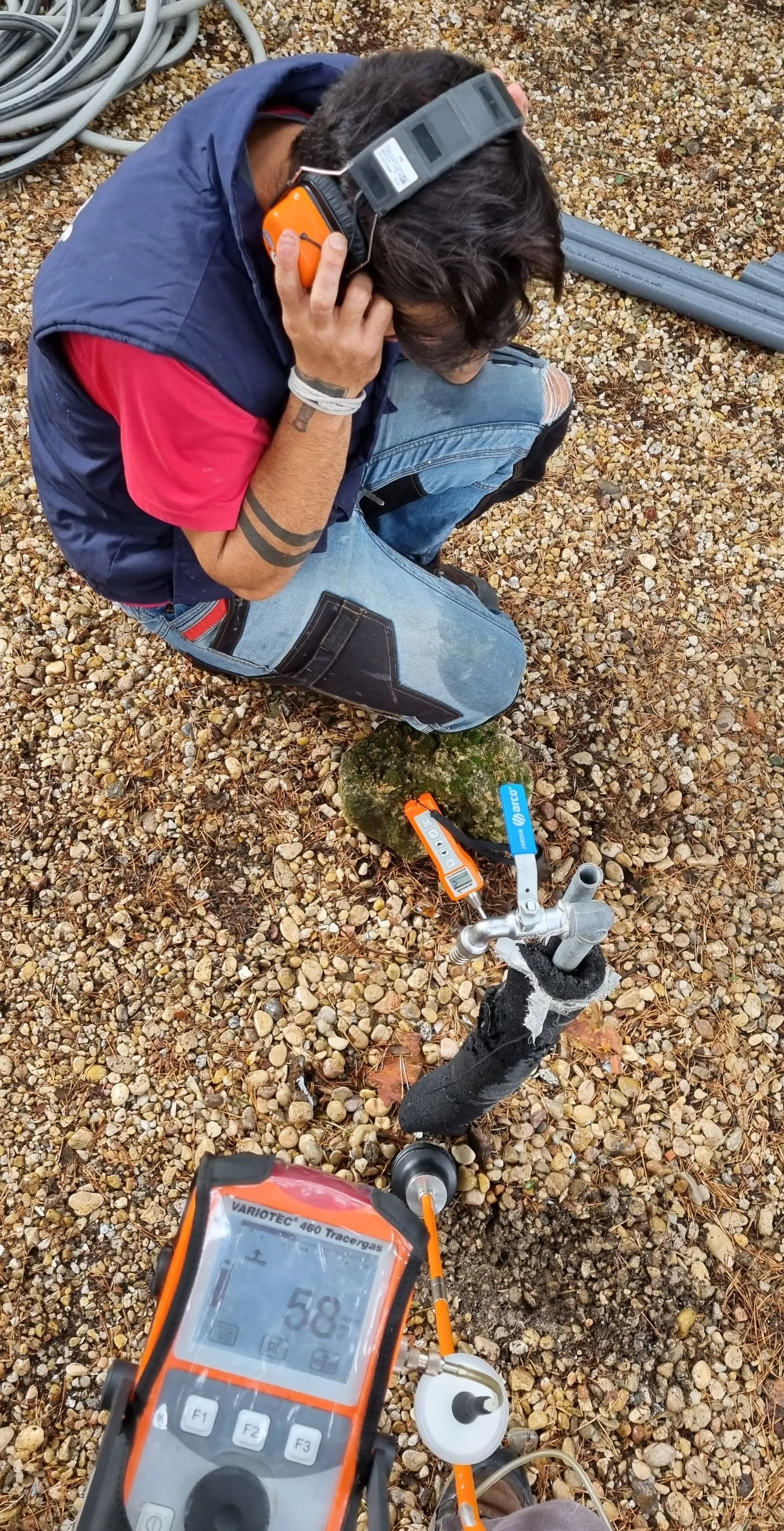 Técnico operando equipo de detección